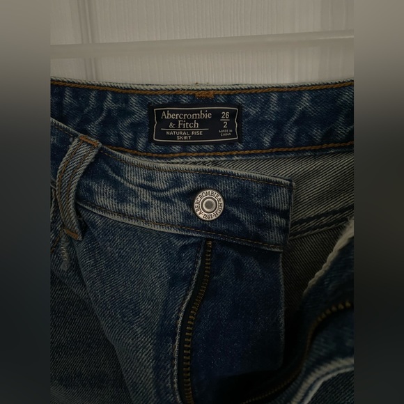 Abercrombie and Fitch Natural Rise Denim Skirt. Size 26 (2). - Picture 2 of 3
